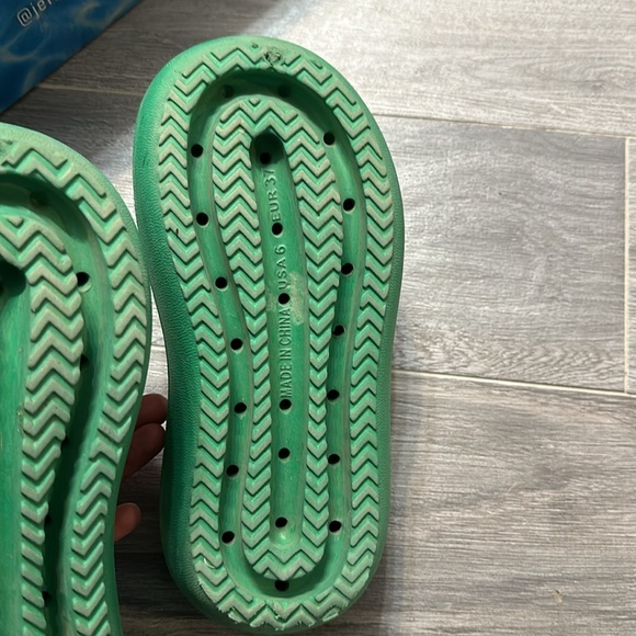 Jeffrey CampbellWomen's Green Chillaxin Platform Thong
Sandal 6 preowned - Picture 8 of 14